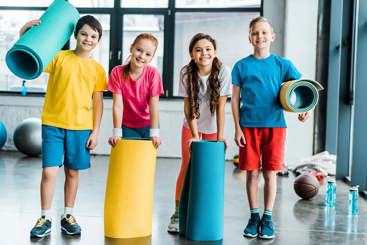 Psychomotorik durch abwechslungsreiche Bewegungserfahrungen - Kinder im Turnsaal