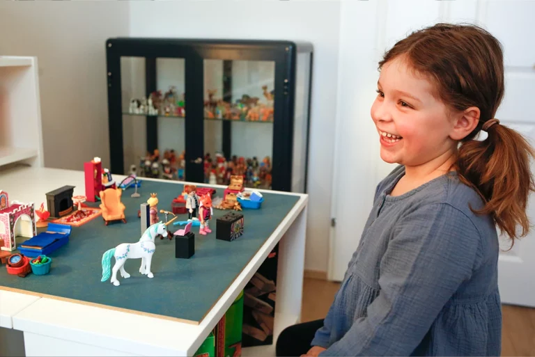 Psychotherapie & Psychomotorik Kinder und Jugendliche - Mädchen lacht