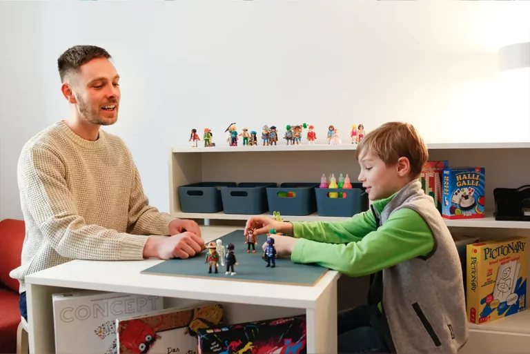 Psychotherapie & Psychomotorik Kinder und Jugendliche - Sitzung mit einem Jungen in spielerische Weise