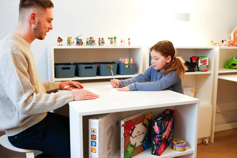 Psychotherapie & Psychomotorik Kinder und Jugendliche - Mädchen spielt